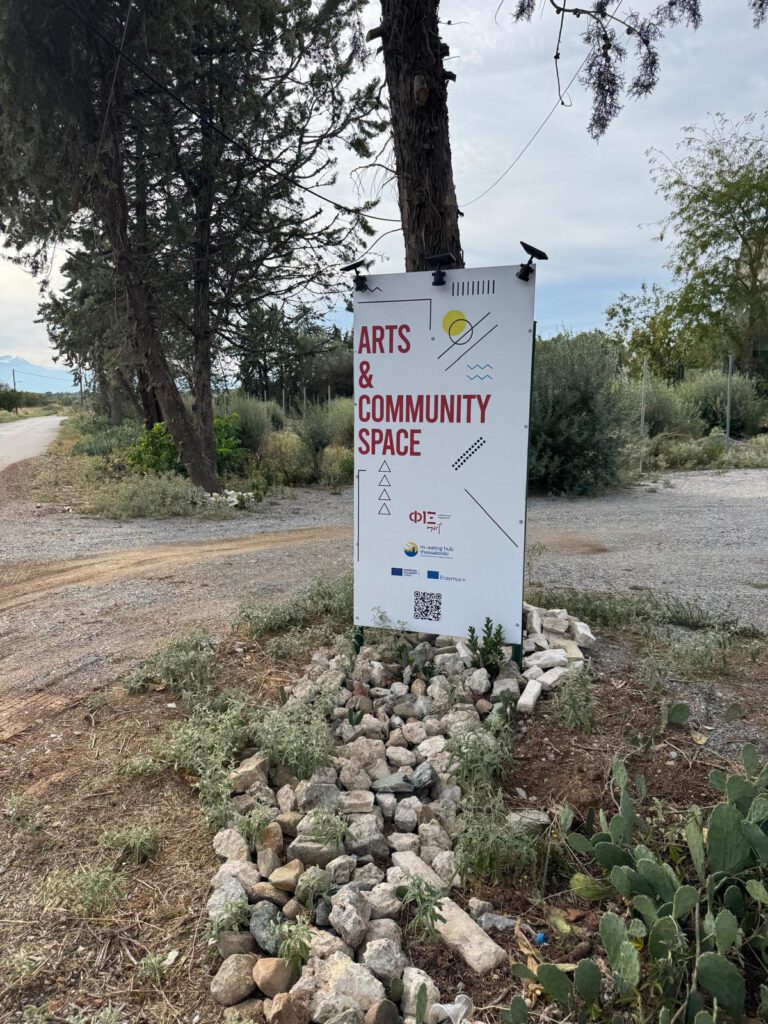 Wegweiser „Arts & Community Space“ am Weg in Epanomi