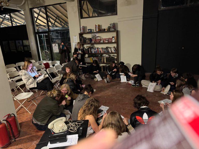 Gruppenarbeit im Veranstaltungsraum mit Bücherregalen