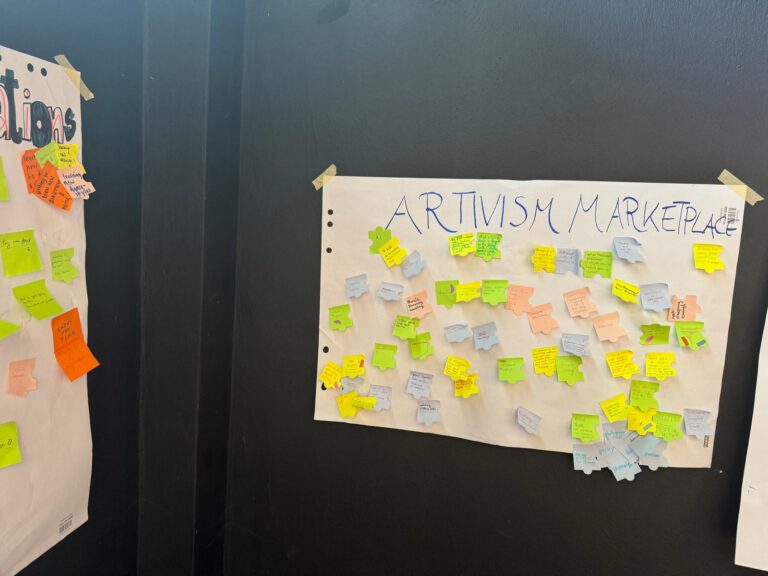 Plakat „Artivism Marketplace“ mit Haftnotizen